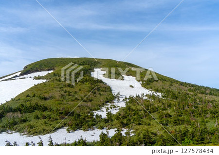雪が残る青空の八甲田山 雪が残る青空の八甲田山 127578434
