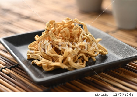 和麺 ベビースター黒胡椒うましお味 和麺 ベビースター黒胡椒うましお味 127578548