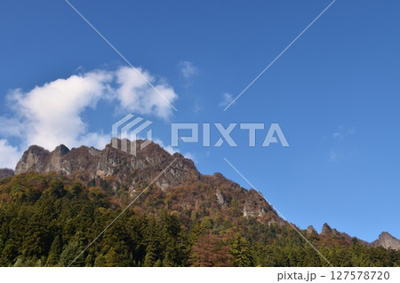 晴れた秋の妙義山　群馬 127578720