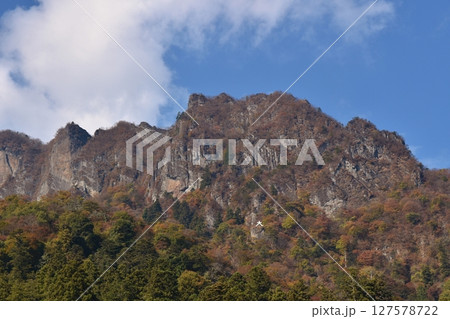 晴れた秋の妙義山　群馬 127578722