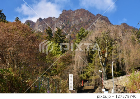 晴れた秋の妙義山　群馬 127578740