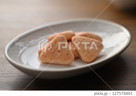 まるでケーキなビスケット いちごのショートケーキ味 まるでケーキなビスケット いちごのショートケーキ味 127578801