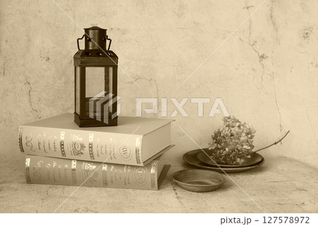 アンティークなランタンと本のある風景 アンティークなランタンと本のある風景 127578972