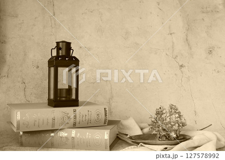 アンティークなランタンと本のある風景 アンティークなランタンと本のある風景 127578992