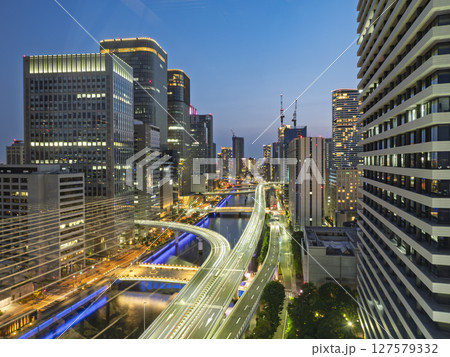 夕暮れの阪神高速 127579332