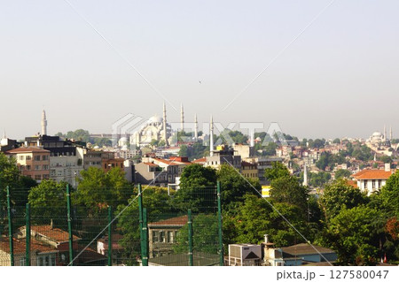 トルコ イスタンブール 新市街のモスク  127580047