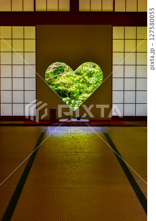 猪目窓から望む新緑の 猪目窓から望む新緑の 127580055