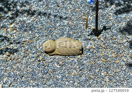 眠るお地蔵様と夏の風 127580059