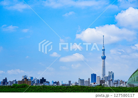 爽やかな青空と葛飾四つ木の荒川河川敷 爽やかな青空と葛飾四つ木の荒川河川敷 127580117