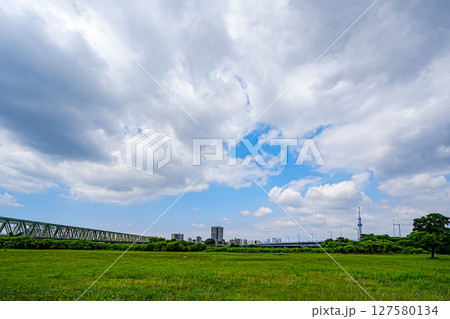 爽やかな青空と葛飾四つ木の荒川河川敷 127580134