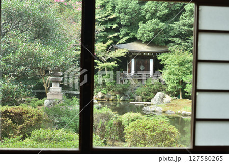 毘沙門堂門跡　窓越しに見る夏の晩翠園(京都市山科区) 127580265