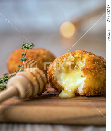 蜂蜜をかけたカマンベールフライ 127580297