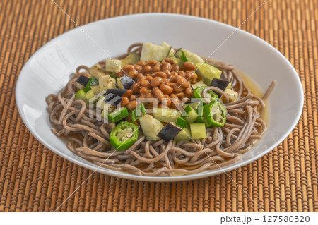 冷製蕎麦の夏野菜と納豆 冷製蕎麦の夏野菜と納豆 127580320