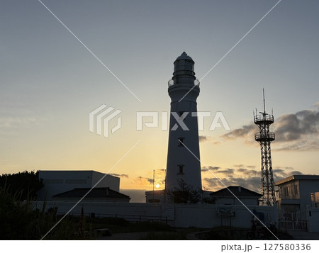 夏至前日の朝日を浴びる犬吠埼灯台 127580336