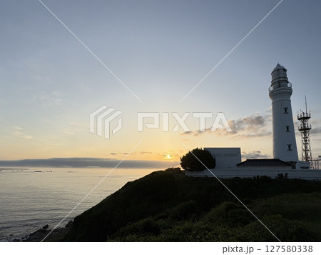 夏至前日の朝日を浴びる犬吠埼灯台 127580338