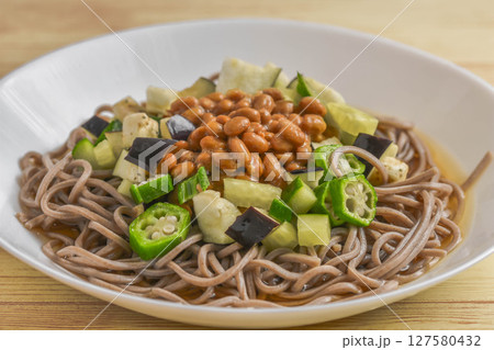 冷製蕎麦の夏野菜と納豆 127580432