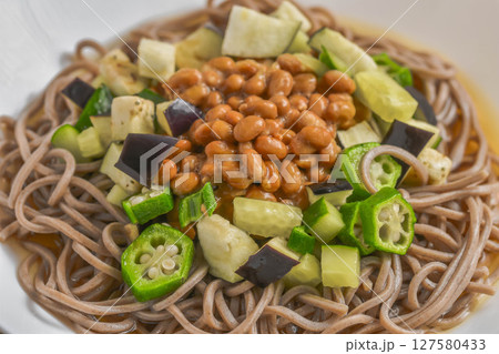 冷製蕎麦の夏野菜と納豆 127580433