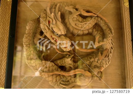 榛名神社の双龍門の迫力満点の龍の彫刻 127580719