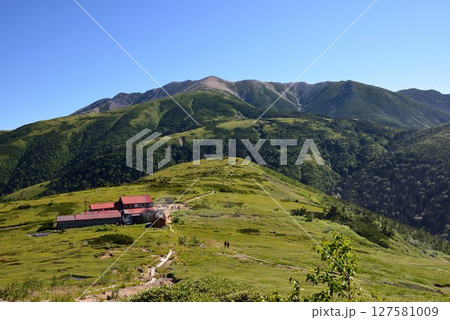 山小屋と北アルプスの景色 127581009