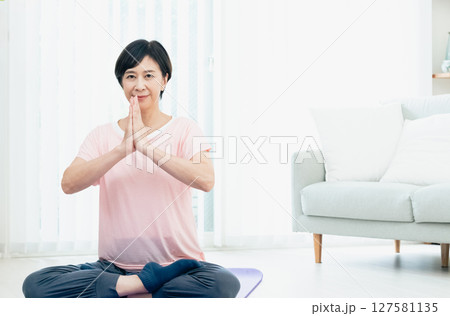 トレーニングをする中高年女性 127581135