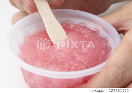 いちごのかき氷 氷いちご 木のスプーンで持ち上げる いちごのかき氷 氷いちご 木のスプーンで持ち上げる 127581196