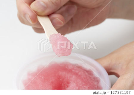 いちごのかき氷 氷いちご 木のスプーンで持ち上げる いちごのかき氷 氷いちご 木のスプーンで持ち上げる 127581197