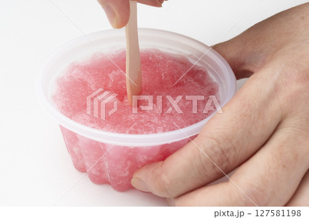 いちごのかき氷 氷いちご 木のスプーンで持ち上げる いちごのかき氷 氷いちご 木のスプーンで持ち上げる 127581198