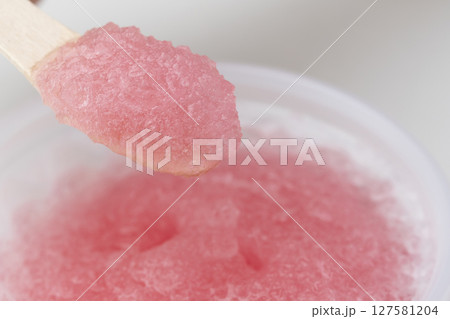 いちごのかき氷 氷いちご 木のスプーンで持ち上げる いちごのかき氷 氷いちご 木のスプーンで持ち上げる 127581204