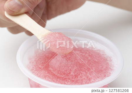 いちごのかき氷　氷いちご　木のスプーンで持ち上げる 127581208