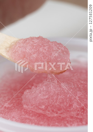 いちごのかき氷 氷いちご 木のスプーンで持ち上げる いちごのかき氷 氷いちご 木のスプーンで持ち上げる 127581209