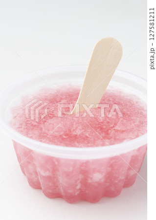 いちごのかき氷 氷いちご 木のスプーンで持ち上げる いちごのかき氷 氷いちご 木のスプーンで持ち上げる 127581211