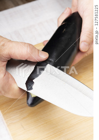 茄子の皮を剥く手元 料理素材 127581225