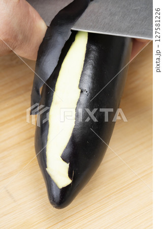 茄子の皮を剥く手元 料理素材 127581226