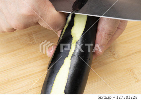 茄子の皮を剥く手元 料理素材 127581228