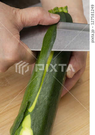 ズッキーニの皮を剥く手元 料理素材 ズッキーニの皮を剥く手元 料理素材 127581249