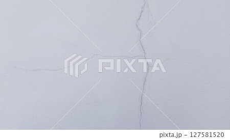 white concrete wall has cracks due to poor quality construction. white concrete wall has cracks due to poor quality construction. 127581520
