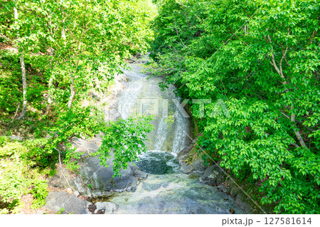 夏の北海道知床にあるカムイワッカ橋から見たカムイワッカ川 127581614