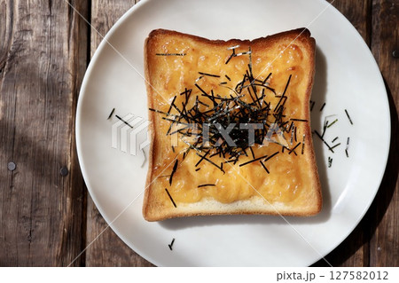 刻み海苔を乗せた明太マヨネーズトースト 刻み海苔を乗せた明太マヨネーズトースト 127582012