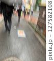 雨の中、駅へ向かう人々 127582108