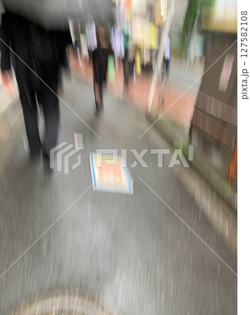 雨の中、駅へ向かう人々 127582108