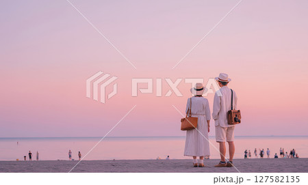 淡いパステルカラーの夕暮れと中年男女　エモい風景 127582135