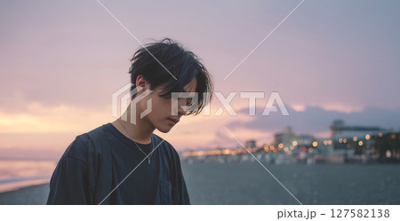 淡いパステルカラーの夕暮れと若い男性　エモい風景 127582138