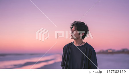 淡いパステルカラーの夕暮れと若い男性　エモい風景 127582139
