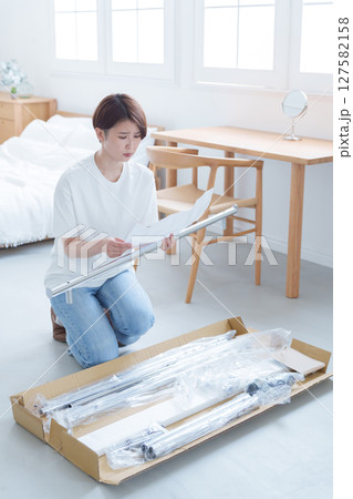 家具の組み立てが苦手な女性 127582158