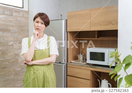 キッチンにいる考える女性 127582163