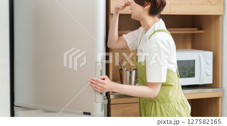 臭い冷蔵庫に悩む女性 127582165