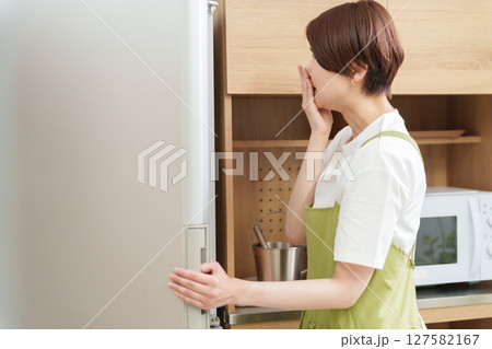 臭い冷蔵庫に悩む女性 臭い冷蔵庫に悩む女性 127582167