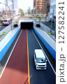 アンダーパスを走る車 127582241