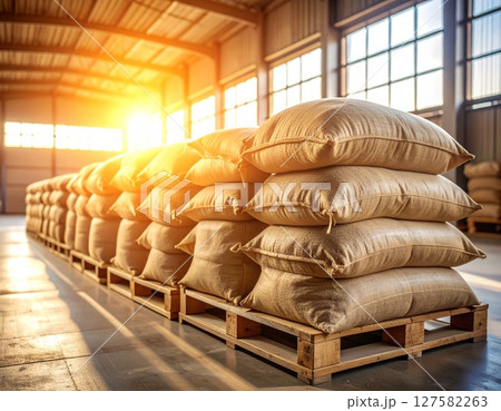 倉庫に保存している備蓄米 倉庫に保存している備蓄米 127582263