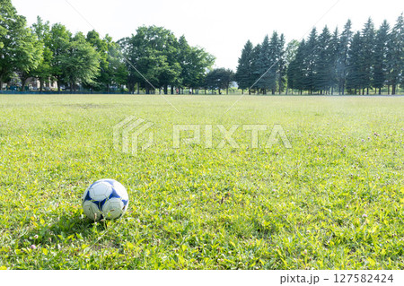 芝生に転がるサッカーボール 127582424